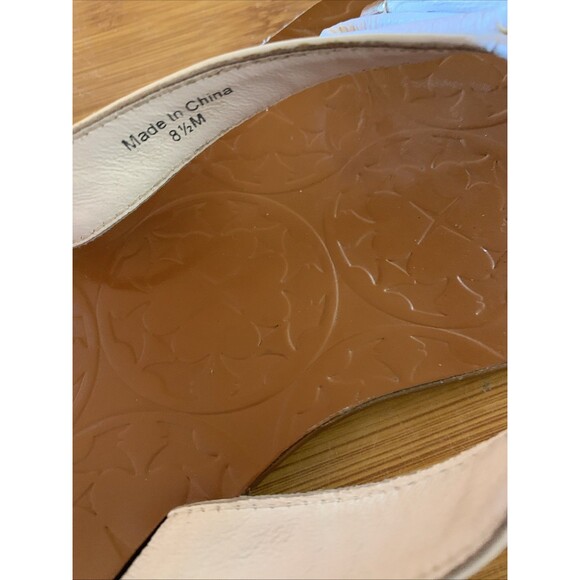 Kate Spade New York White Leather Thongs Sandals Sz 8.5 M Bow Charm Luxury - Picture 4 of 7